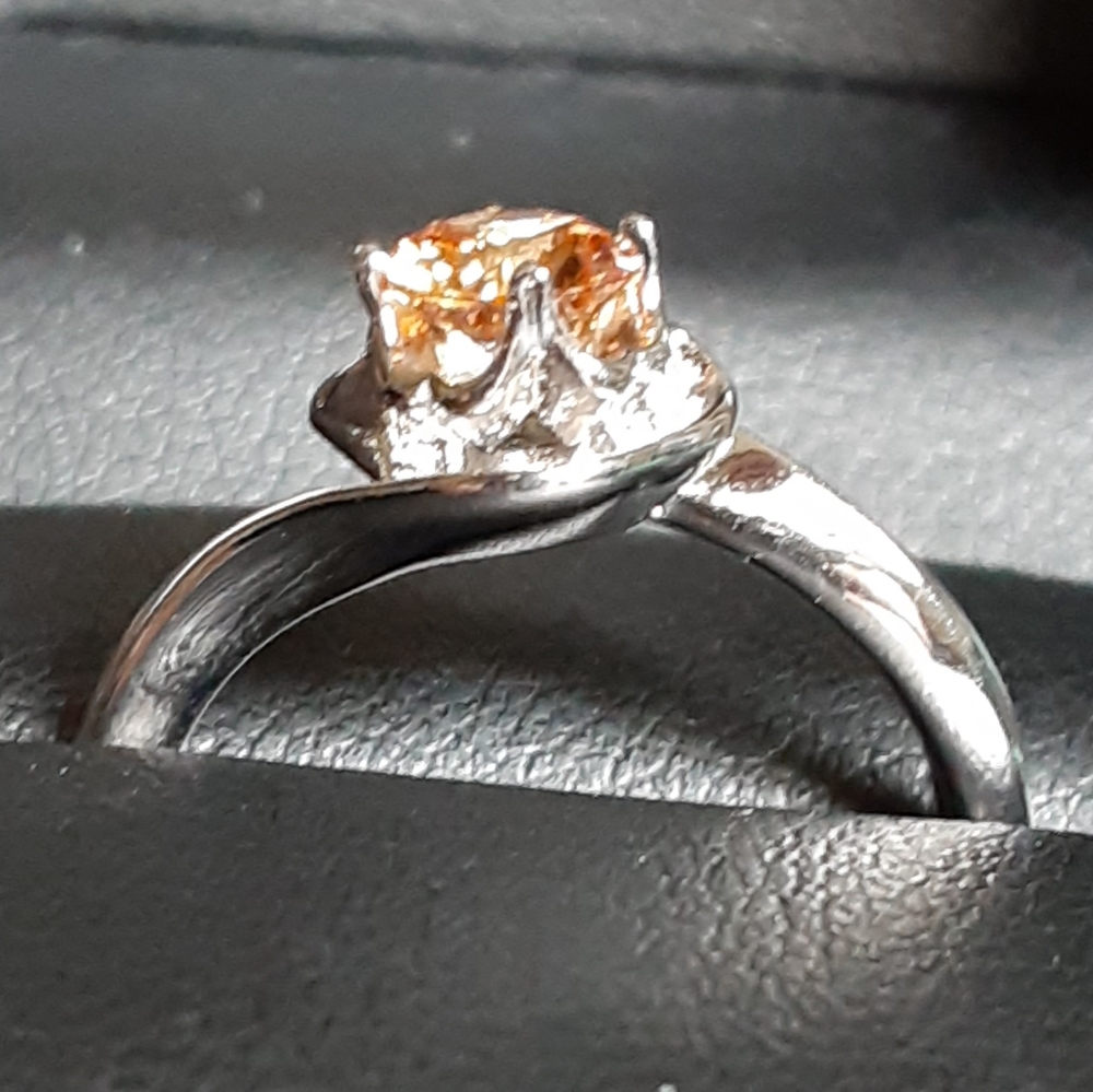 Yellow / Gold Women's Ring Size: 6 - Picture 5 of 11